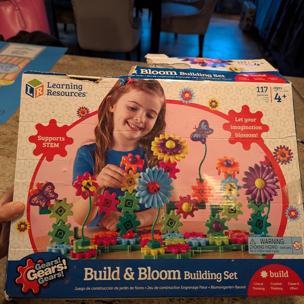 Build and Bloom Building Set